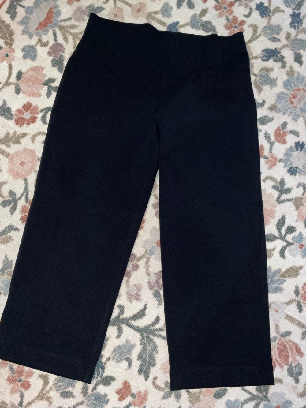 Lands' End' Black Starfish Capris NWOT